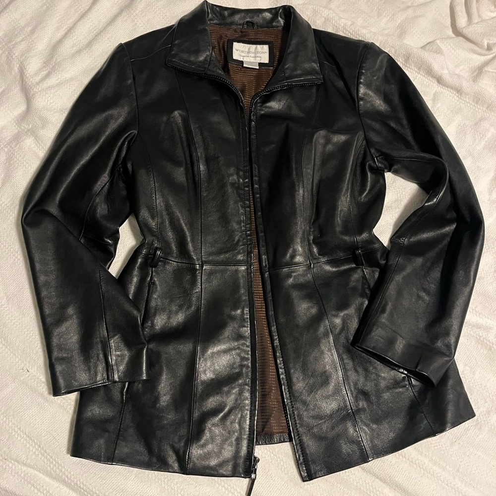 Fitted chic black leather jacket